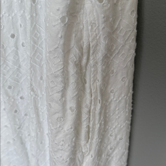 Classic Summer White Sleeveless Dress - Picture 3 of 4